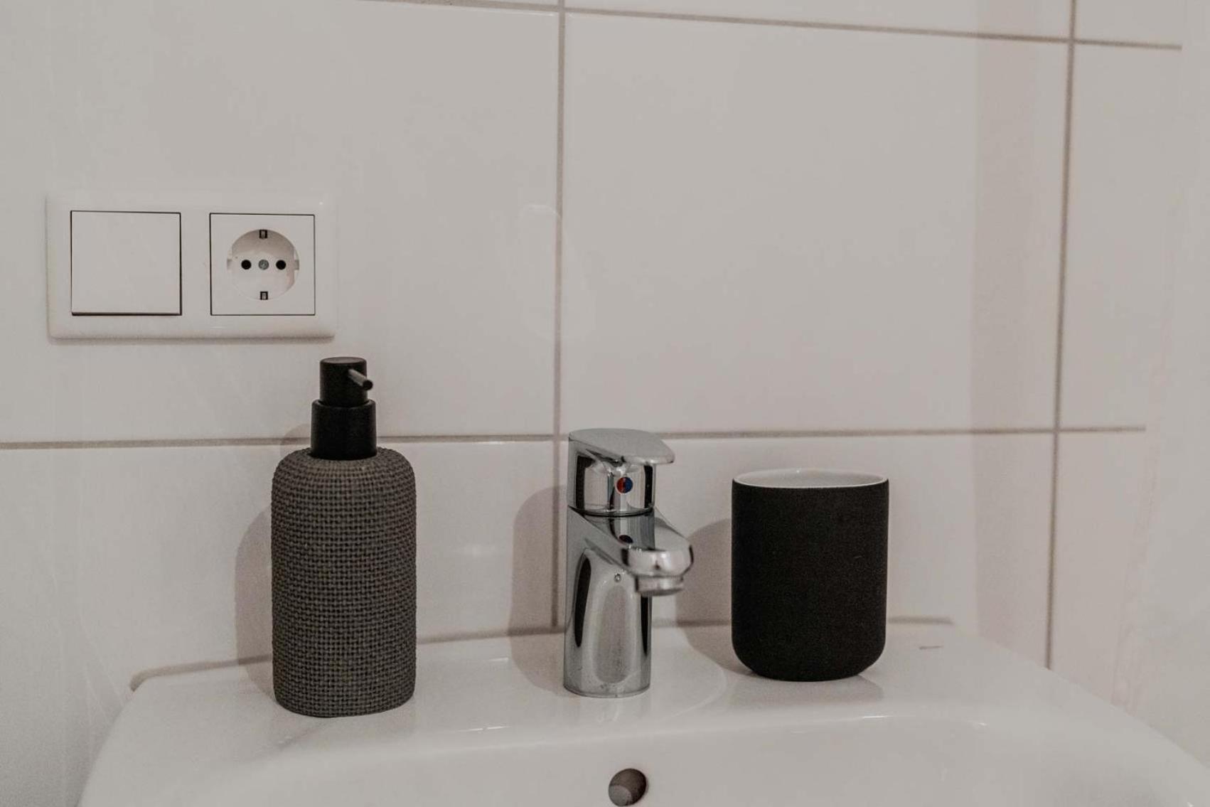 Apartment Mit Kueche, Arbeitsplatz Und Xxl Sofa ノイス エクステリア 写真